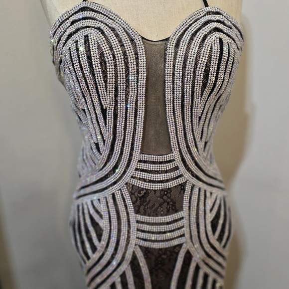 Stunning special occasion sequence gown - Picture 5 of 16